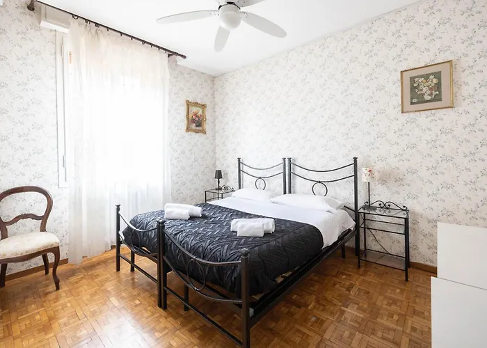 Busacchi, By Short Holidays Apartment *